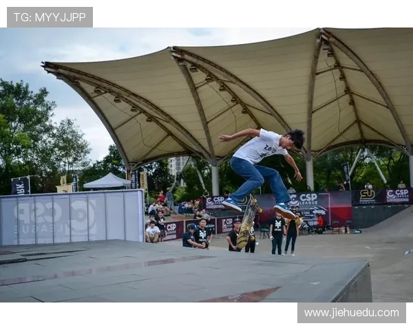 上海滑板队在攀岩联赛中以72分稳居积分榜首位