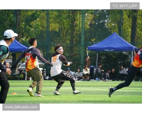 杭州飞盘队与武汉飞盘队赛后复盘探讨团队协作的成功与不足