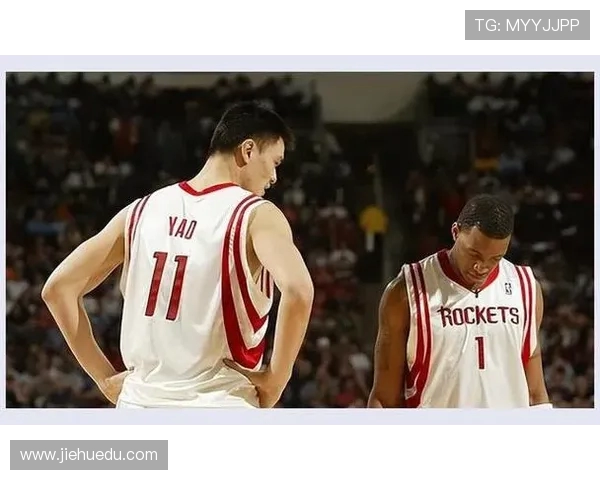 姚明在2004年火箭对决小牛的经典比赛回顾与精彩瞬间分析